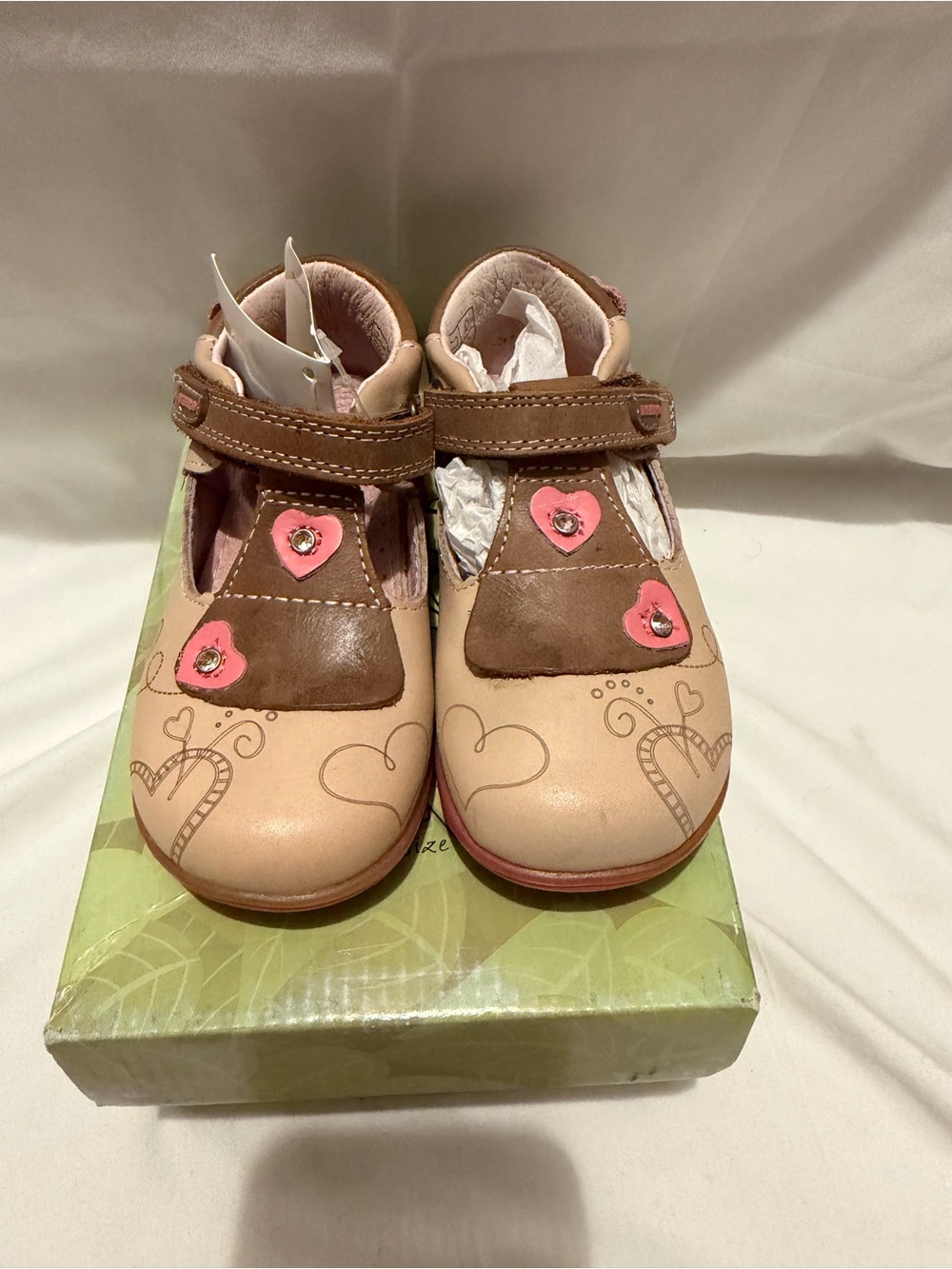 NWT Beeko Paula Beige Leather T-Strap Heart Mary Jane Toddler Size 24 EU